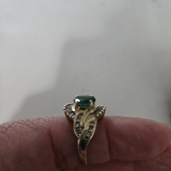 14k Emerald and Diamond Ring - Picture 5 of 6